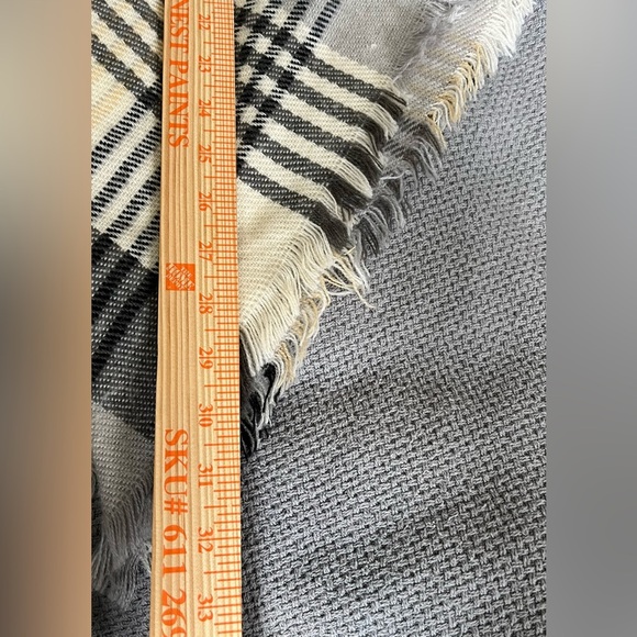 Sonoma Women's Poncho, Cream, Gray & Black Plaid w/Two Toggle Front Closure; OS - Picture 10 of 10